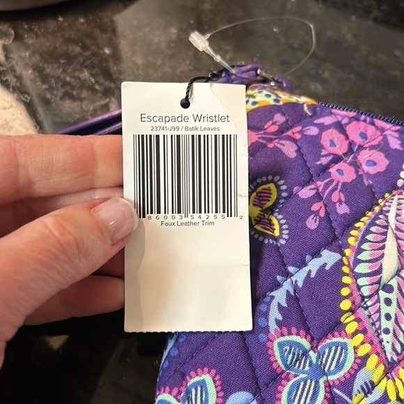 Vera Bradley's ESCAPADE WRISTLET in BATIK LEAVES PATTERN, Purple, Purse, NWT - Picture 3 of 4